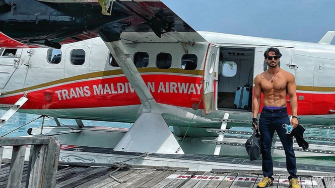 Tiger Shroff Bertelanjang Dada Saat Tiba di Maladewa untuk Berlibur (Foto Instagram)