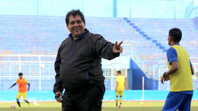 Pelatih Arema FC Carlos Oliviera Pilih Tak Mudik di masa Pandemi Covid-19