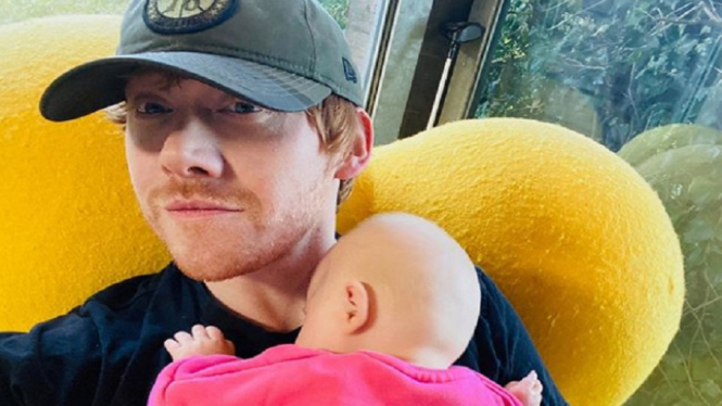 Baru Gabung Instagram, Rupert Grint Bagikan Foto Perdana Bersama Buah Hatinya (Foto: Instagram/@rupertgrint)