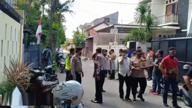 Buntut Omongan 'Habib Tukang Jual Obat, Rumah Nikita Mirzani Dijaga Ketat Polisi (Foto Tangkap Layar Video Youtube)
