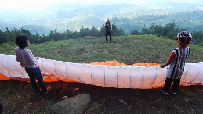 Menguji Nyali Terbang Tandem Paralayang di Gunung Ungaran