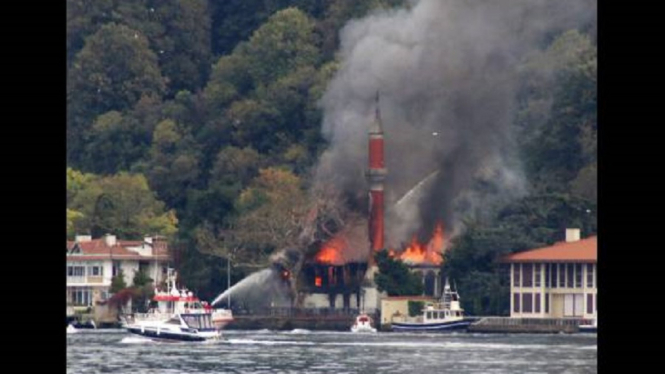 Masjid Kayu Bersejarah di Istanbul, Turki Terbakar, Penyebabnya Masih Diselidiki (Foto Twitter)