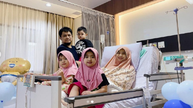 Lahirkan Anak ke-4, Oki Setiana Dewi Sedih Bayinya Dirawat di NICU (Foto: Instagram)