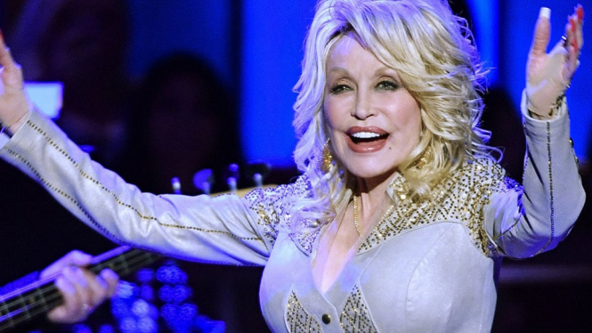 Penyanyi country Dolly Parton Sumbang 1 Juta Dolar AS untuk Vaksin Covid-19 (Foto The Guardian)