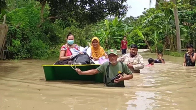 evakuasi korban banjir-cilacap