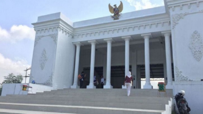 Inilah Penampakan Luar Biasa Kantor Desa yang Megah Mirip Istana Merdeka (Foto Istimewa via klikjatim)