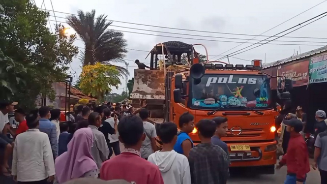 warga hadang alat berat proyek geothermal-Serang