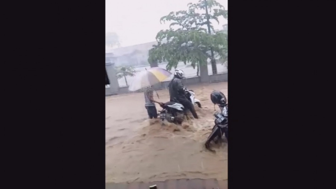 banjir rendam jalan raya membahayakan warga-tasikmalaya