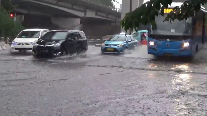 Diguyur Hujan Deras Sebentar, Jalan Letjen MT. Haryono Jaktim Kebanjiran