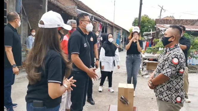 penyerahan paket sembako kepada warga Solo