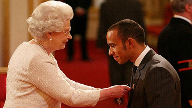 Mendapat Gelar Bangsawan Inggris dari Ratu Elizabeth II, Ini Kata Lewis Hamilton (Foto Imsports.tv)
