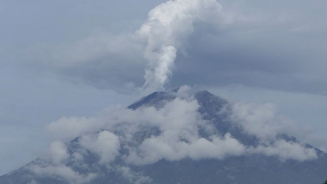 Gunung Semeru Erupsi, Guguran Lava Sejauh 300 Meter