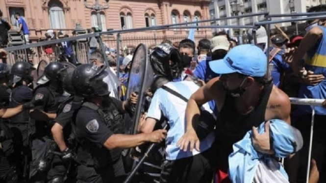 Diwarnai Bentrokan Pelayat dan Polisi, Jenazah Maradona Dimakamkan di Samping Orang Tuanya (Foto corrieredellosport)