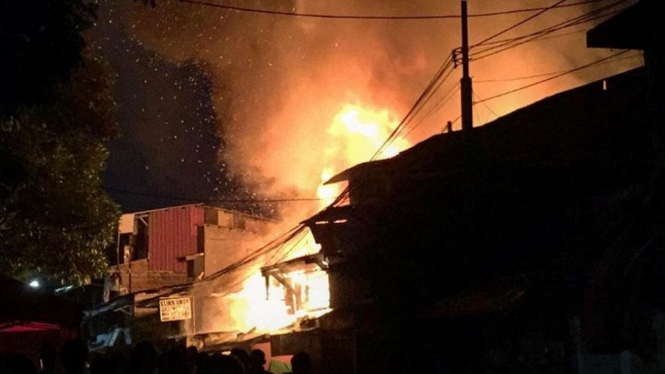 Kebakaran Hebat Melanda Pemukiman Padat Penduduk di Dekat Markas FPI (Foto Instagram)