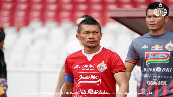 Ismed Sofyan menyandang ban kapten Persija Jakarta