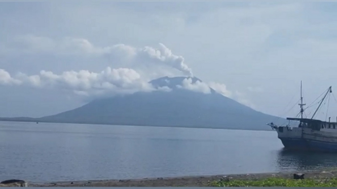 Gunung Ile Lewotolok Erupsi. (ANTV Tofik Koban).