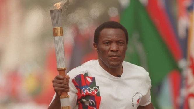 Rafer Johnson saat membawa obor Olimpiade 1984 (Foto : Canoe)