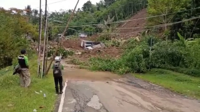 Longsor Putuskan Akses Jalan Penghubung Bandung-Garut