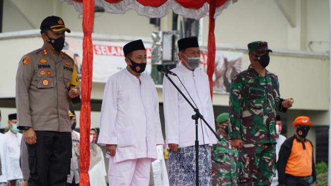 Tegakkan Prokes, Kapolres Pekalongan dan Habib Luthfi Bagikan Masker Untuk Warga (Foto Istimewa)