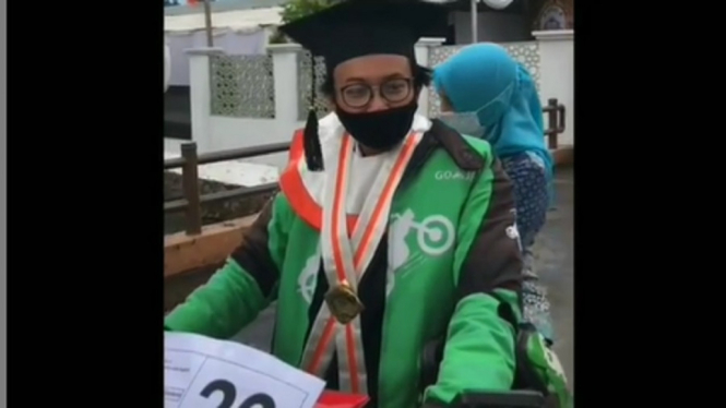 Video Viral Abang Ojol Diwisuda, Banyak Netizen Berurai Air Mata Haru (Foto Tangkap Layar Video Instagram)