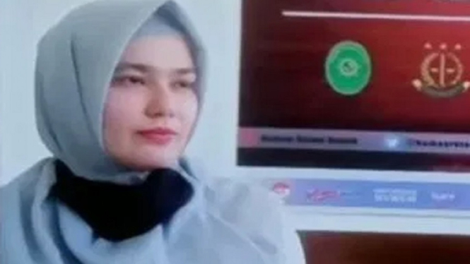 Penampakan Catherine Wilson Memakai Hijab Saat Jalani Sidang Kasus Narkoba (Foto Tangkap Layar)