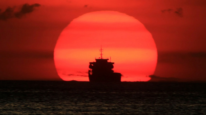 terjebak di tengah laut