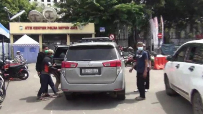 Polisi Usir Mobil Pendukung Habib Rizieq yang Masuk Mapolda Metro Jaya