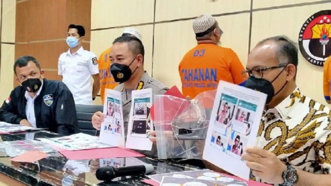 Ancam Menggorok Leher Mahfud MD di Media Sosial, 4 Pria Ini Ditangkap Polisi (Foto Dok. Polda Jatim)