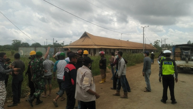 Suasana di Morosi, Sultra, Sempat Memanas, Buruh Bakar Fasilitas Perusahaan (Foto Inilahsultra.com)