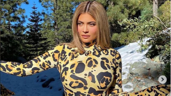 Pamer Rambut Asli Tanpa Wig, Kylie Jenner Segera Rilis Produk Untuk Rambut