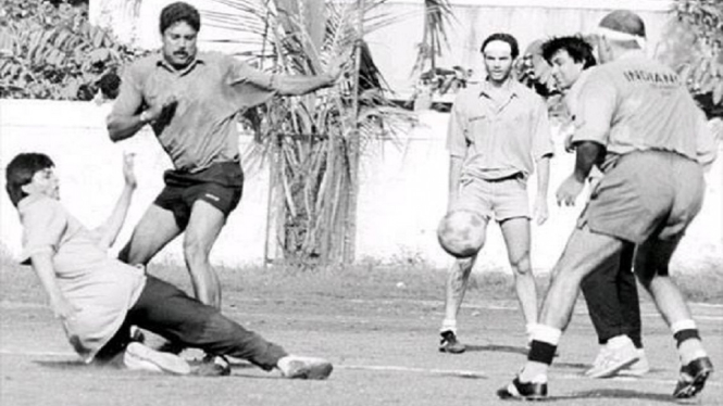 Foto Jadul Shah Rukh Khan Saat Main Sepakbola Beredar Viral di Twitter (Foto Twitter)