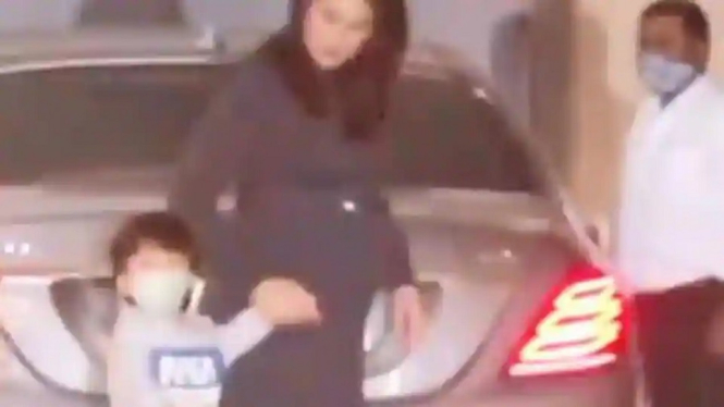 Video Putra Kareena Kapoor, Taimur, Membentak Paparazzi Agar Tidak Memotretnya (Foto Tangkap Layar Video Instagram)