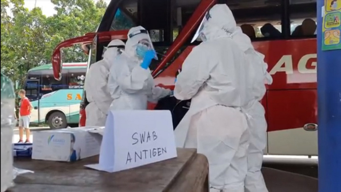 awak bus melintas diswab antigen