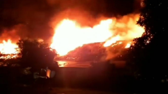 Kebakaran Hebat Terjadi di Dekat Markas Brimob, Kelapa Dua, Depok (Foto Tangkap Layar Video Instagram)