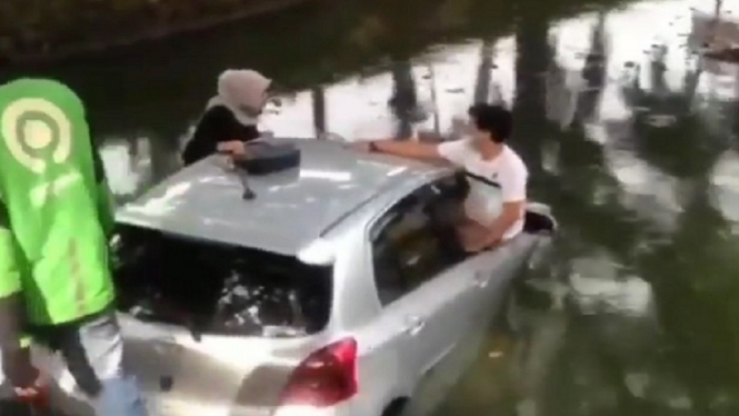 Video Viral, Hilang Kendali, Mobil Terjun ke Parit Bintaro Sektor 9 (Foto Tangkap Layar Video Instagram)