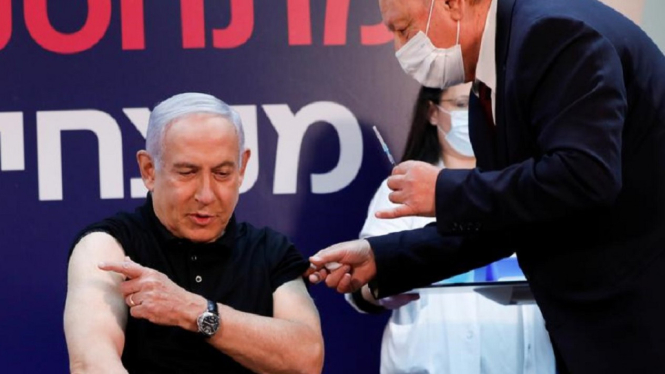 PM Israel Terima Suntikan Vaksin Corona Sambil Disiarkan Langsung di TV