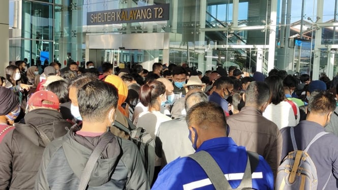Kerumunan saat rapid test antigen di Bandara Soekarno Hatta, Tangerang, Banten. (Foto Twitter @johnferry9)