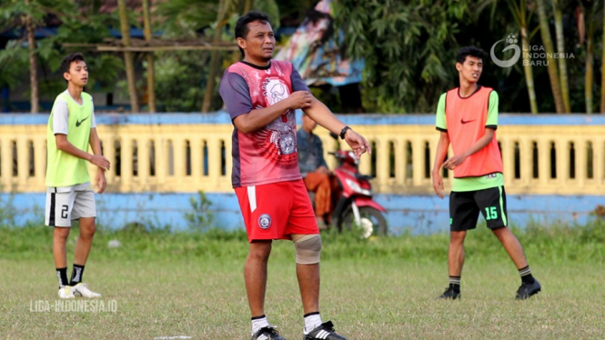 Asisten Pelatih Arema FC Kuncoro Pantau Pemain Selama Pandemi Corona