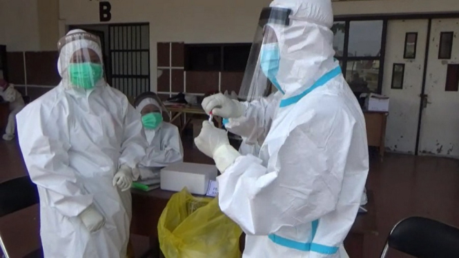 dokter sedang memegang spesimen swab test. (ANTV Syamsul Huda).