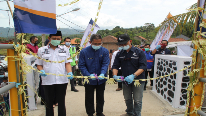 Kelompok Usaha Bakrie dan DT Peduli Resmikan Jembatan Ciasahan