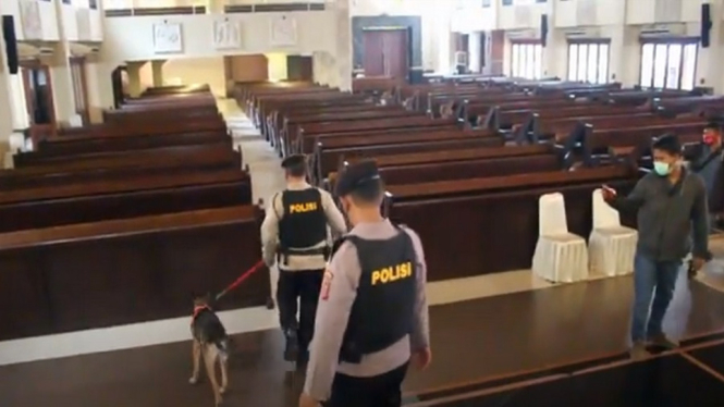 Sisir gereja dengan anjing pelacak-Palembang