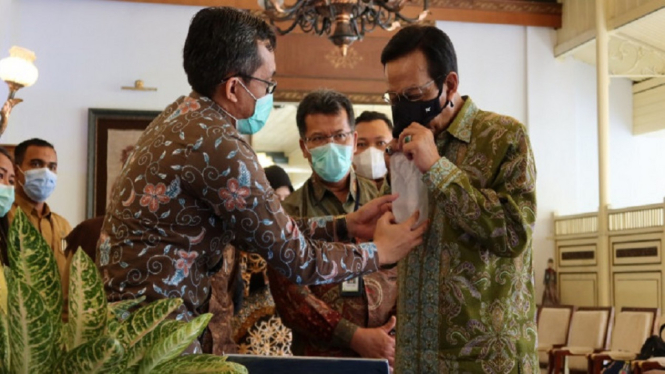 Gubernur DIY Sri Sultan HB X sedang mencoba alat pendeteksi covid-19 GeNose buatan UGM. (Foto Dok. Universitas Gajah Mada).