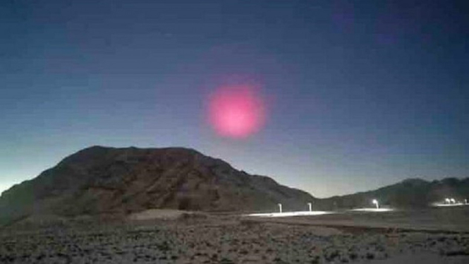 Video Penampakan Misteri Cahaya Berwarna Pink di Langit China (Foto Tangkap Layar Video Twitter)