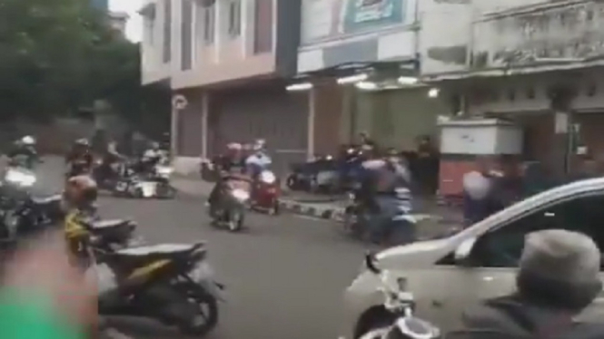 Polisi Lepaskan Tembakan untuk Bubarkan Sekelompok Geng Motor Rusuh (Foto Tangkap Layar Video Instagram)