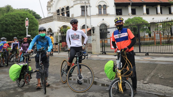Kisah Duo Pesepeda Paruh Baya Tempuh 1.000 KM Jalur Anyer-Panarukan