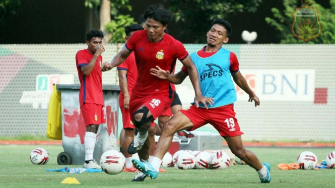 Achmad Jufriyanto bek Bhayangkara FC lat di Stadion Manahan