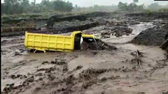 truk terseret banjir lahar dingin-Lmj