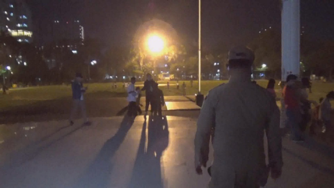 Petugas bubarkan kerumunan di malam tahun baru-Medan