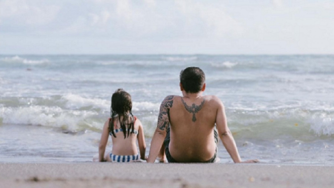 Sambut Tahun Baru, Gading Marten Unggah Foto Bersama Gempi di Tepi Pantai (Foto Instagram)