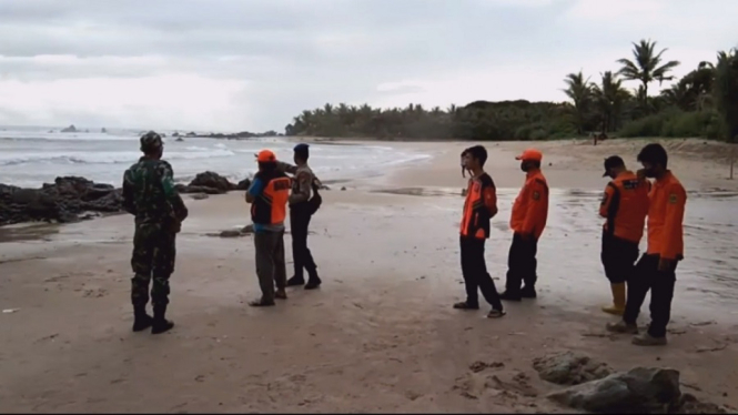Tiga wisatawan asal Jakarta terseret ombak pantai Cibobos-Lebak Banten